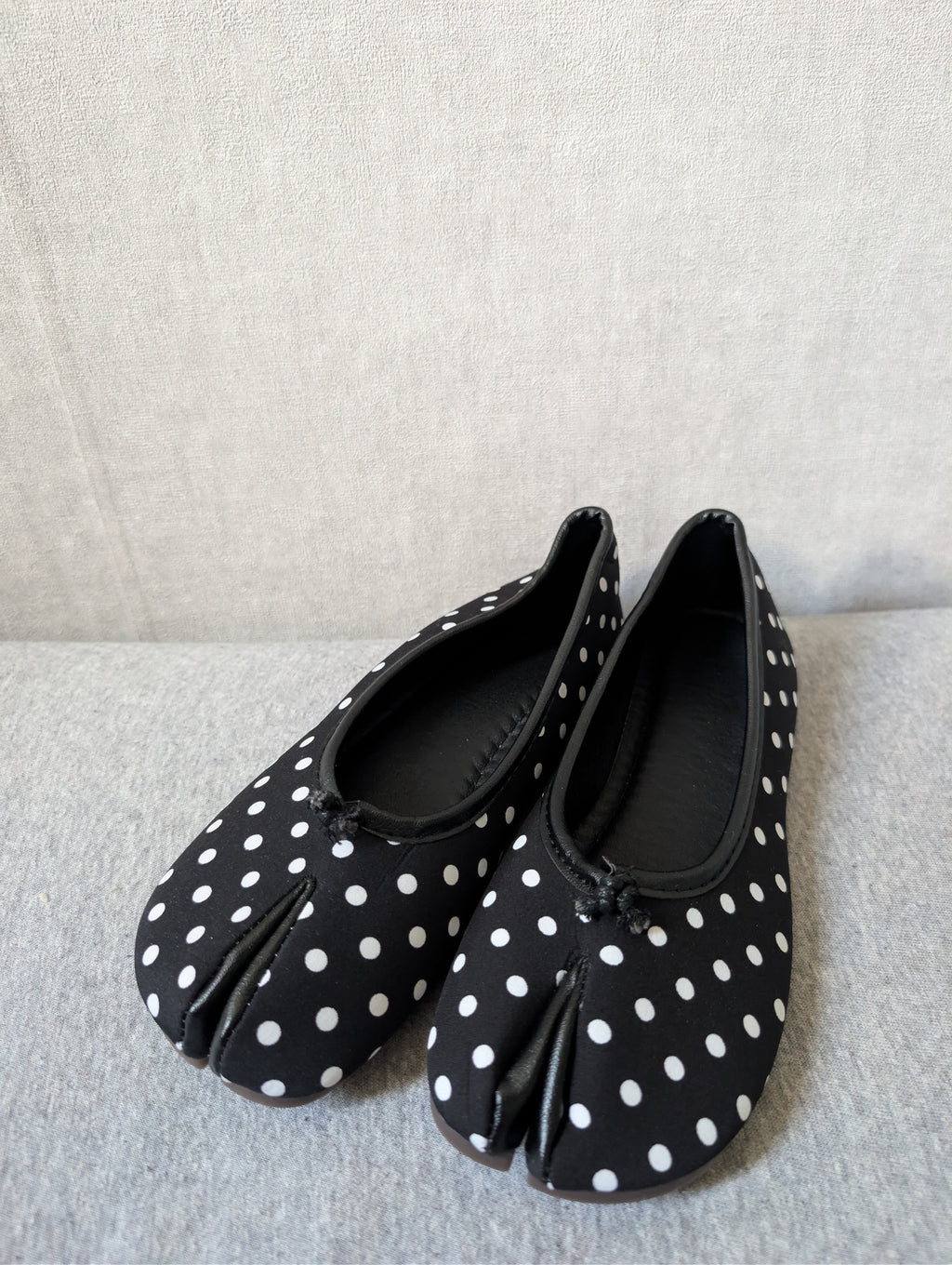 Tabi à pois noir et blanc