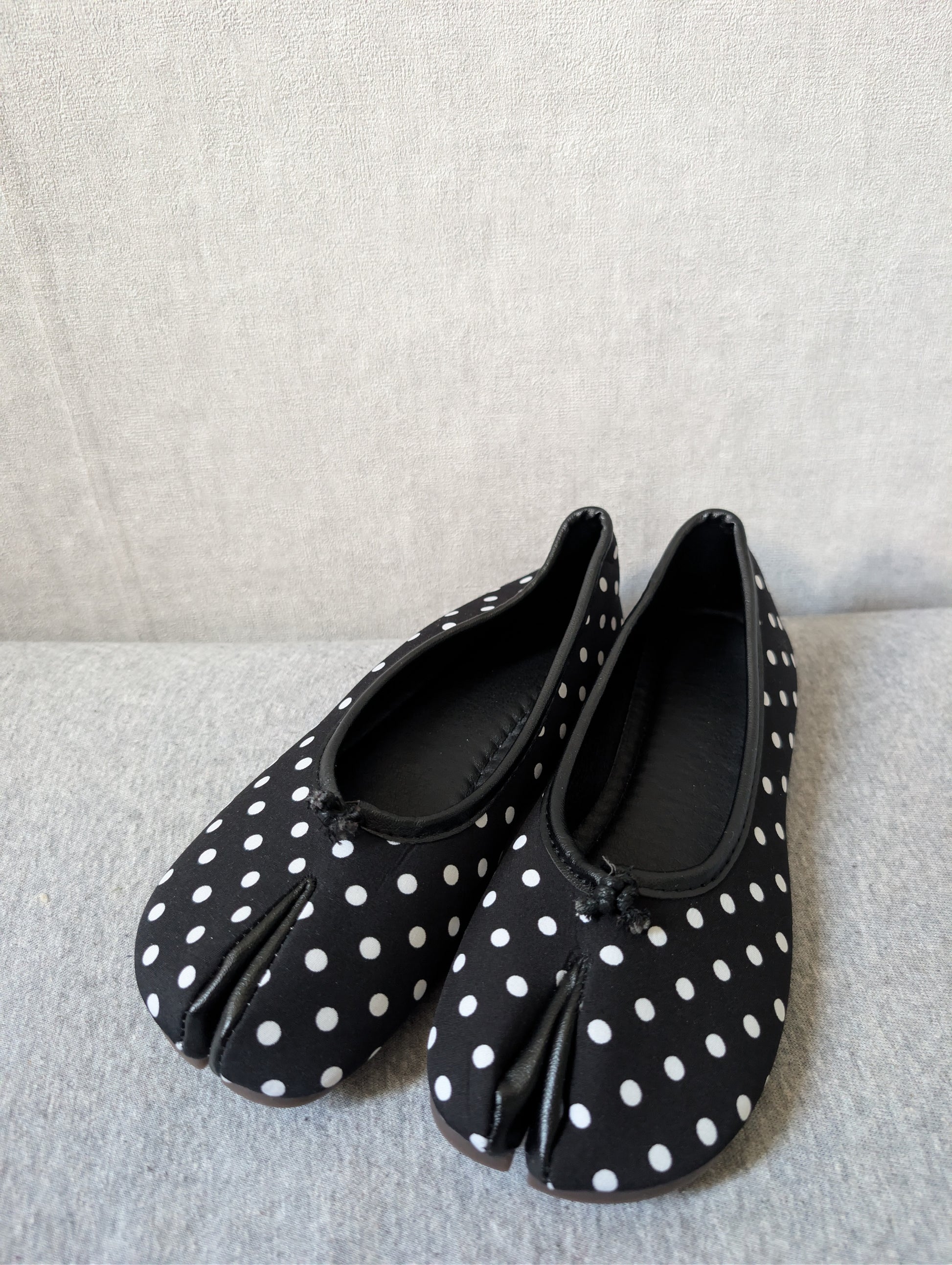 Tabi à pois noir et blanc