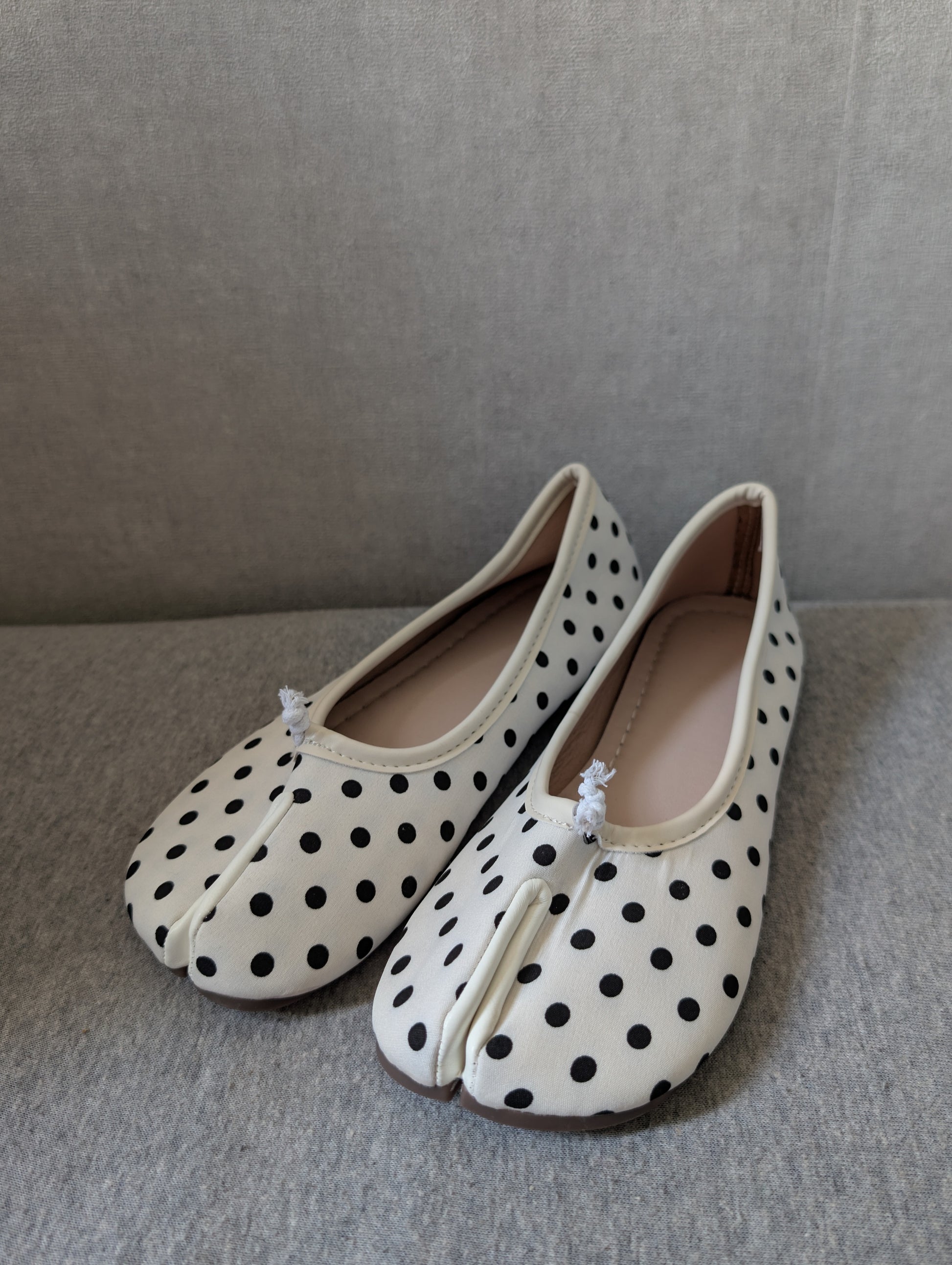 Tabi blanche à pois noir