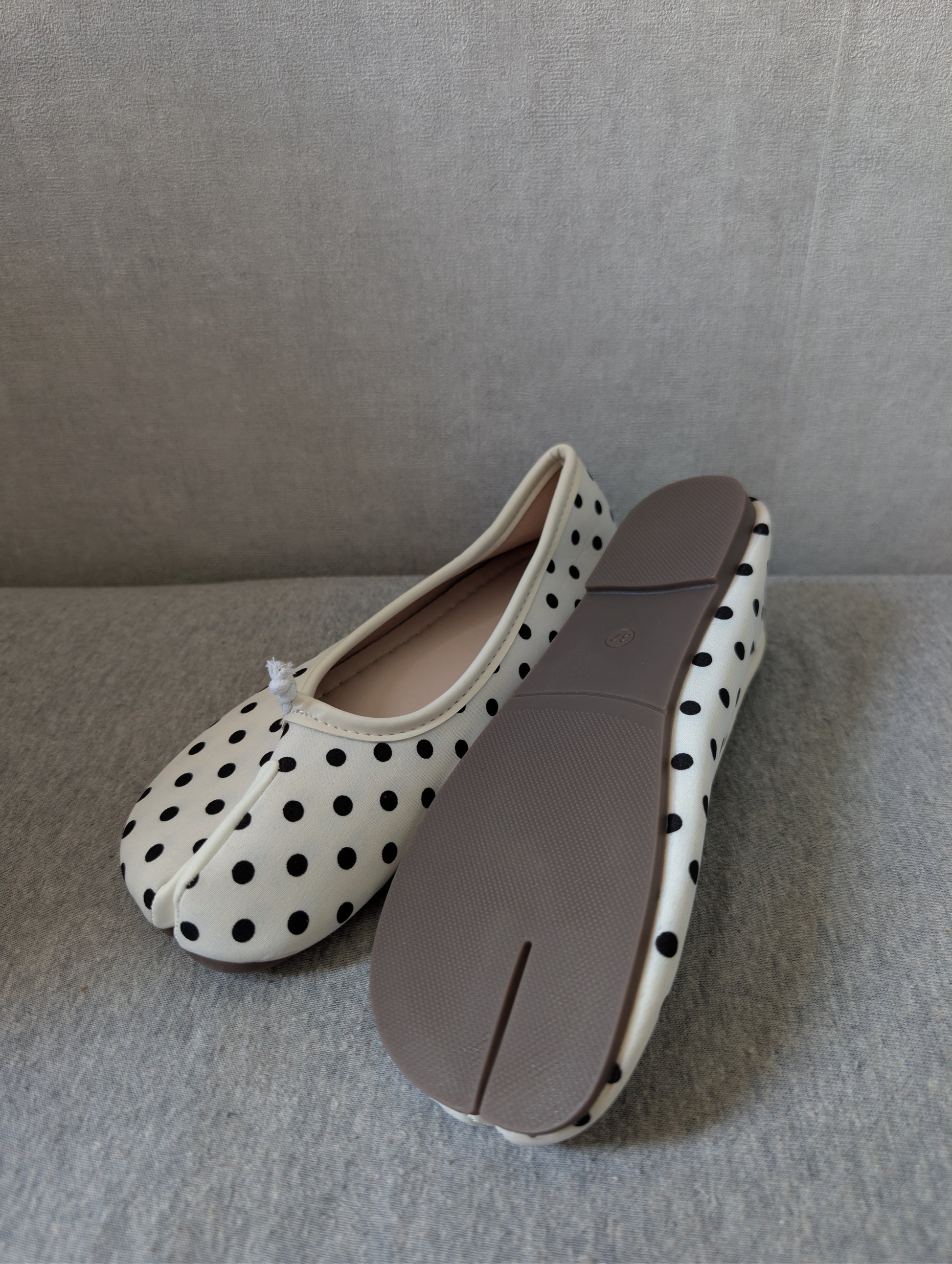 Tabi blanche à pois noir